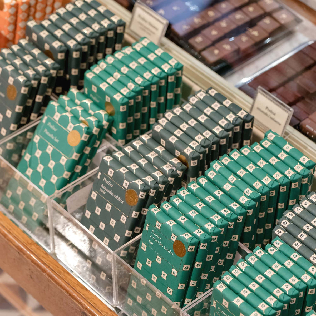 Tablette chocolat praliné amandes sablées noir