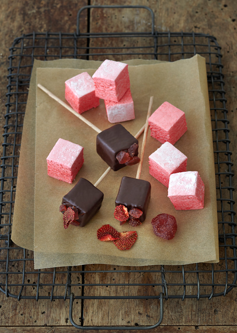 Sucette guimauve – fraise chocolat noir